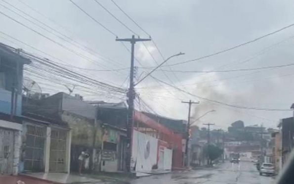  Vídeo: poste de energia elétrica pega fogo no bairro Santo Antônio