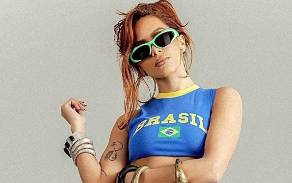 Anitta dá bronca em fã que arremessou tênis no palco: “Sobe só o ódio”