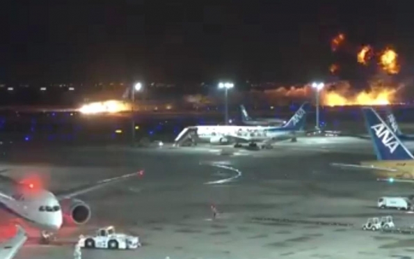 Avião com 367 passageiros colide com aeronave no Japão e pega fogo