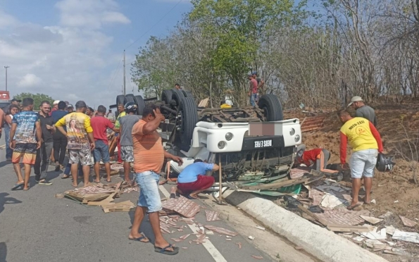 Caminhão com cerâmica capota e deixa pessoas feridas em Porto da Folha 
