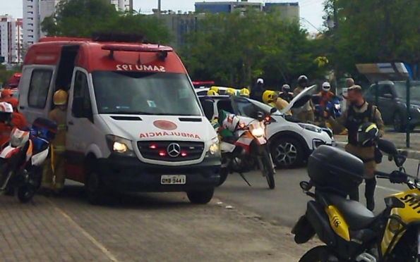 Carro capota após colidir com balizador na avenida Adélia Franco, em Aracaju