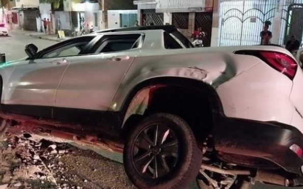 Carro colide em veículos parados e atropela pedestre, em Aracaju