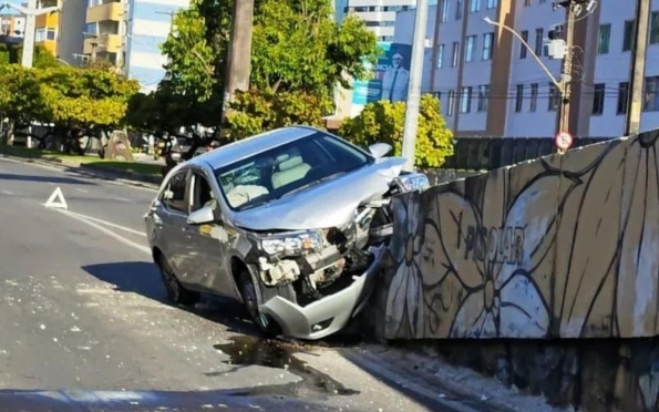 Carro fica destruído após bater em viaduto na zona Sul de Aracaju