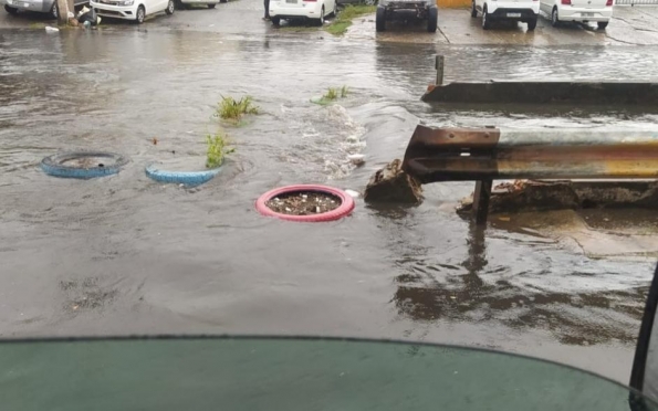Chuvas intensas alagam ruas em Aracaju; alerta permanece até sábado (27)