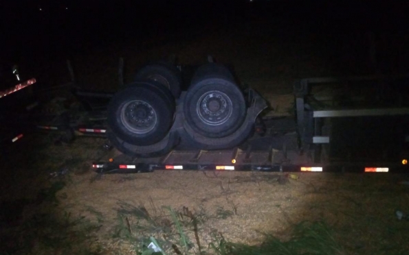 Condutor fica ferido após sobrar na pista e capotar caminhão em Ribeirópolis