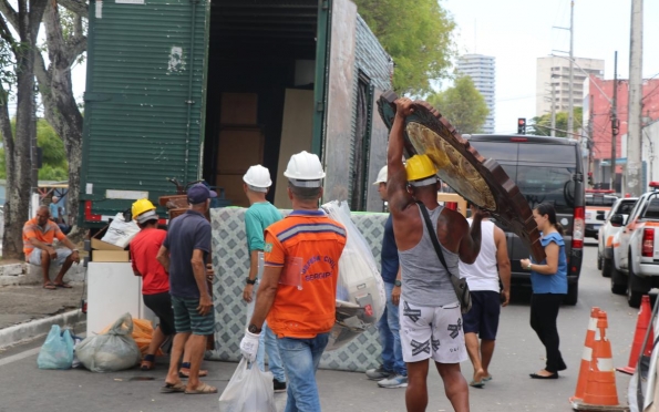 Famílias concluem retirada de pertences em local da explosão em Aracaju