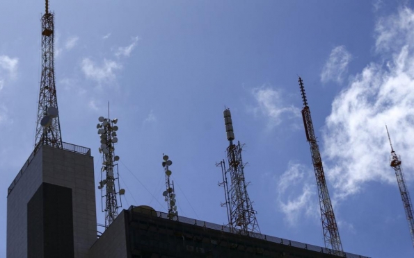 Menos de 8% das cidades brasileiras têm leis de antenas adaptadas a 5G