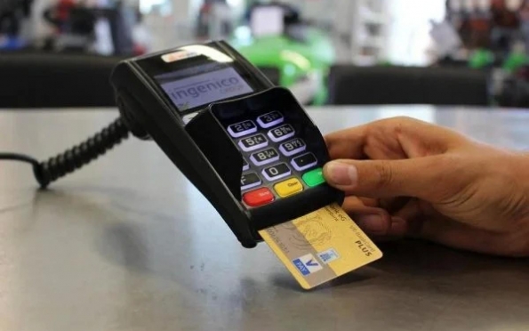 Economista fala de rotativo do cartão de crédito e limitação de juros