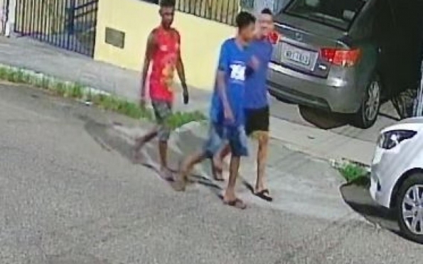 Polícia divulga imagens dos autores de furto de motocicleta em Aracaju