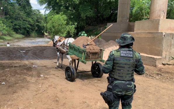 Polícia Militar flagra extração ilegal de areia no município de Divina