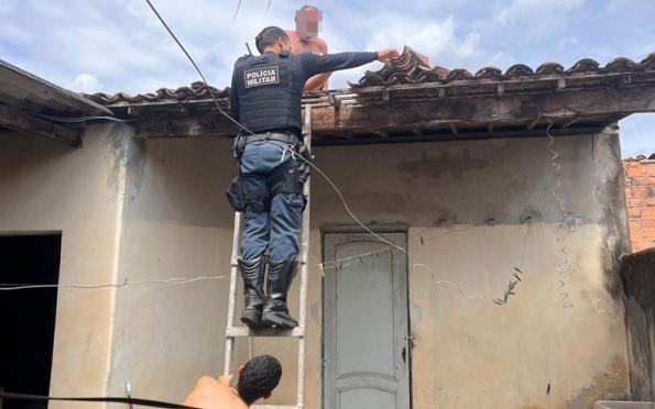 Policiais Militares resgatam idoso de telhado de casa