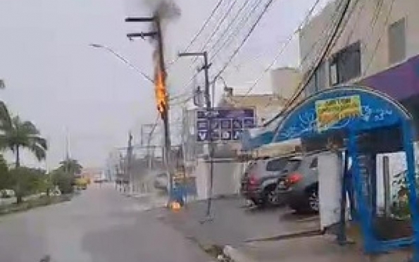 Poste de energia elétrica pega fogo na Avenida Mário Jorge, em Aracaju