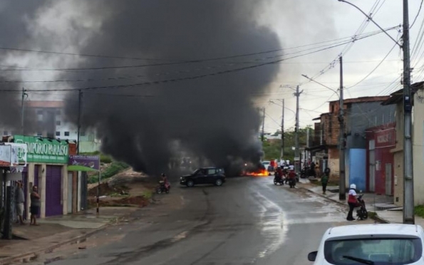 Manifestação bloqueia avenida Euclides Figueiredo, em Aracaju