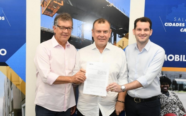 Senador Laércio Oliveira assina contrato para reforma do Mercado de Itabi