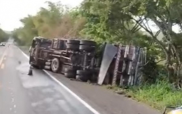 Vídeo: Tombamento de caminhão deixa uma pessoa ferida na BR 235