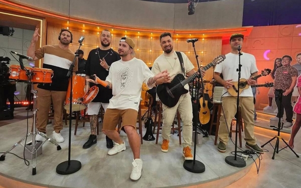 Vídeo: cantor do Jeito Moleque erra inglês em hit do Backstreet Boys 