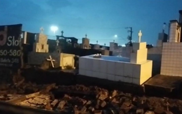Vídeo: chuvas fazem muro de cemitério desabar em Glória (SE)