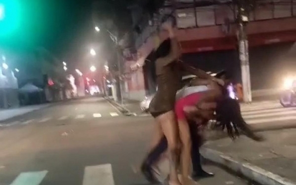 Vídeo: Homem é agredido por grupo de trans no Centro de Aracaju