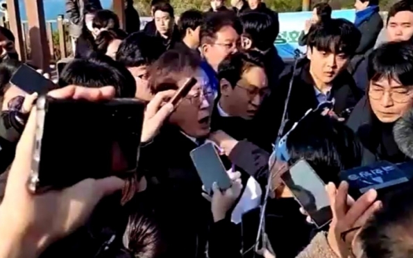 Vídeo: líder de oposição da Coreia do Sul é esfaqueado no pescoço