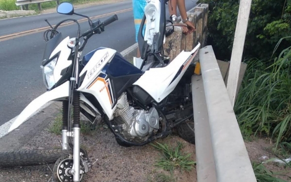 Acidente entre dois carros e moto deixa uma pessoa morta em Itabaiana