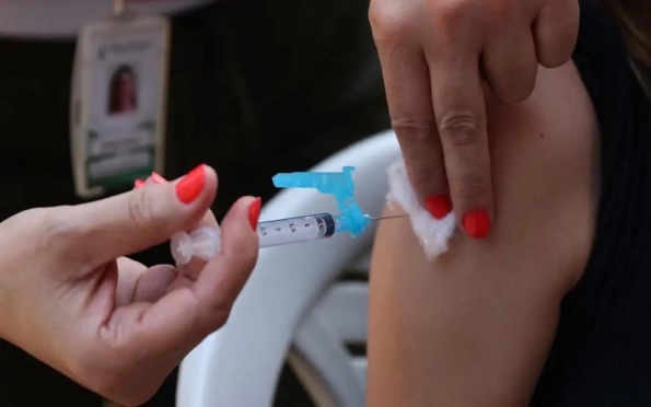 Alternar o braço entre doses melhora eficácia das vacinas, diz estudo