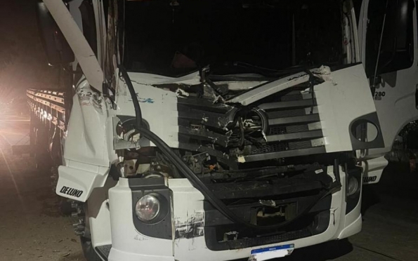 Colisão deixa caminhoneiro ferido na rodovia SE-170 em Lagarto 