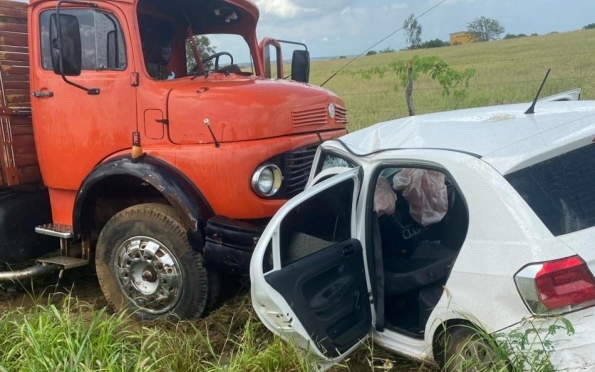 Colisão entre caminhão e automóvel deixa dois feridos em Nossa Senhora da Glória