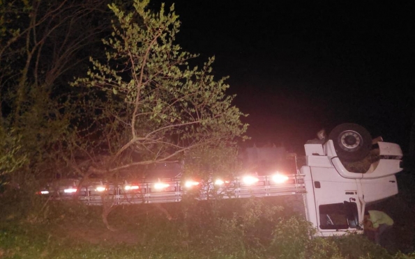 Colisão termina com caminhão tombado e três feridos na SE-285 em Arauá
