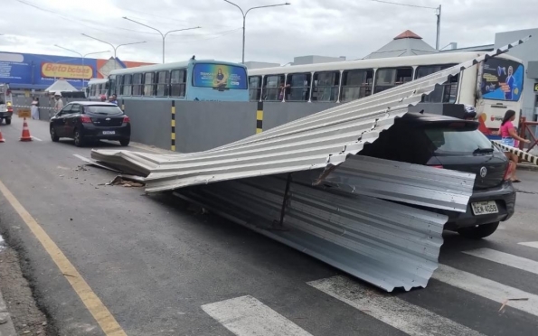 Estrutura de telhado cai e atinge dois veículos no Centro de Aracaju