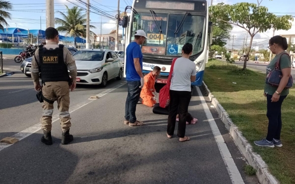 Ônibus atropela duas pessoas próximo ao DIA, em Aracaju