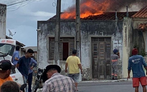 Incêndio destrói casa que funcionava como reforço escolar e depósito em Tomar do Geru