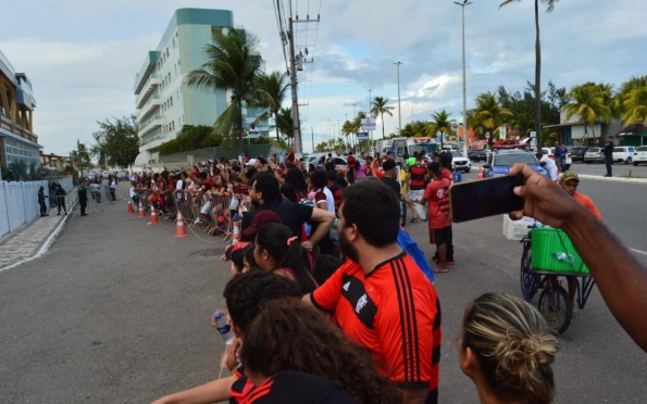 Torcedores do Flamengo se aglomeram em frente a hotel em Aracaju