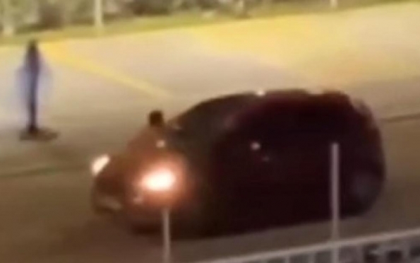 Vídeo: Mulher sobe em capô de carro após discussão em Aracaju