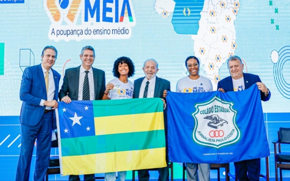 Aluna do Estado representa Sergipe no lançamento do Programa Pé-de-Meia