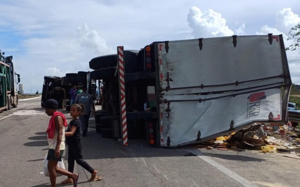 Biscoitos saqueados após tombamento de carreta são recuperados