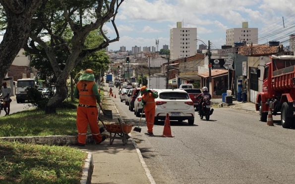 Emsurb intensifica limpeza em trajeto da Corrida Cidade de Aracaju