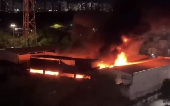 Incêndio destrói loja de estofados na zona sul de Aracaju