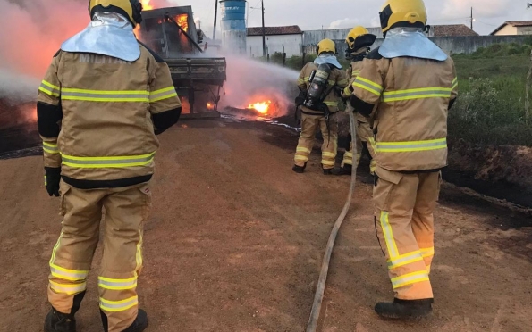 Incêndio em caminhão é combatido pelos bombeiros em Itabaiana
