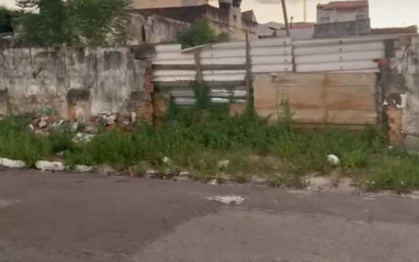 Moradores no Grageru reclamam de problemas causados por terreno baldio 