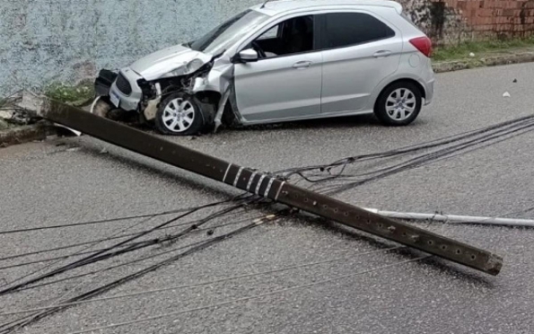 Motorista bate carro e derruba dois postes de energia elétrica em Aracaju