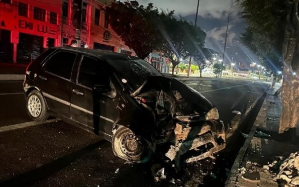 Motorista foge após veículo bater em poste no Centro de Aracaju
