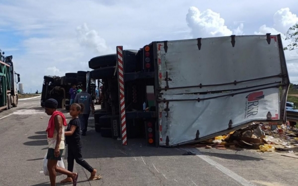 Vídeo: população saqueia carga após caminhão tombar na BR-101, em Estância