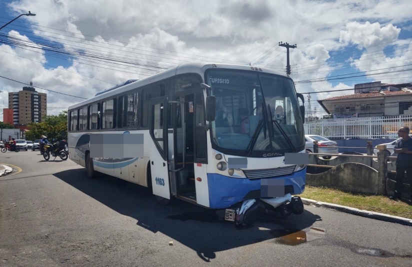 Vídeo: motociclista colide com ônibus no bairro São José, em Aracaju