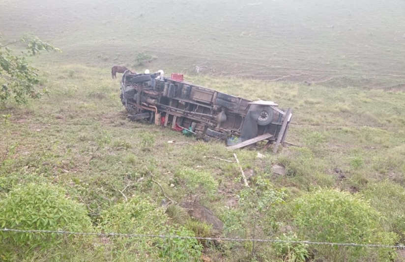 Vídeo: Caminhão tomba na SE-170 entre Lagarto e São Domingos, mas sem vítimas