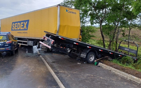  Acidente entre guincho e caminhão dos Correios deixa um morto e dois feridos