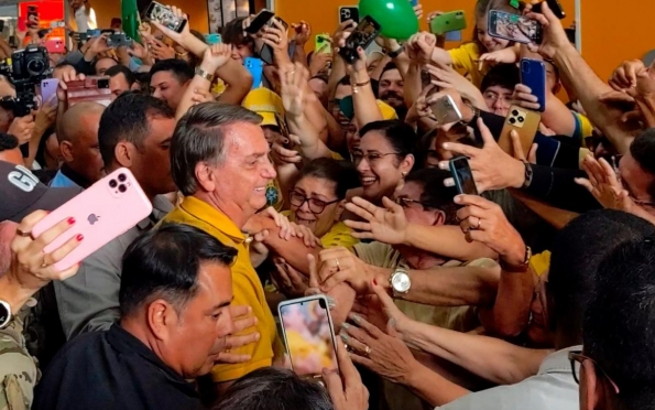 Apoiadores recepcionam Bolsonaro no aeroporto de Aracaju 