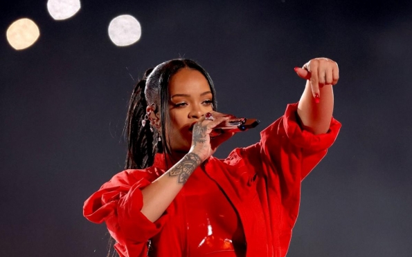 Blasfêmia? Rihanna posa como freira sexy e web ataca: “Desrespeito”