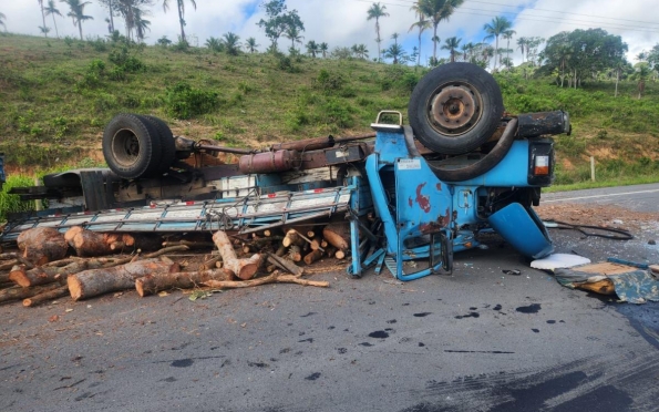 Caminhão tomba e deixa dois feridos em Santa Luzia do Itanhy