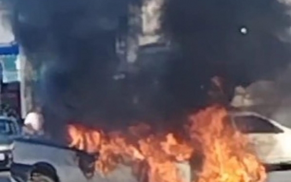 Vídeo: Carro de passeio pega fogo em rua da Zona Oeste de Aracaju
