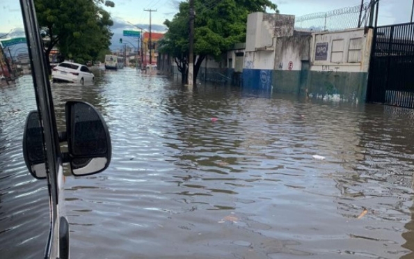 Chuvas desta quinta (11) provocam alagamentos em Aracaju